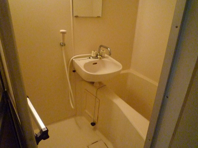 お風呂と洗面台です。トイレは別々です♪