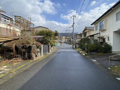 岩倉中在地町中古テラスの前面道路含む現地写真