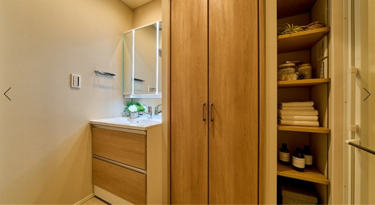 ストーク両国秀山の洗面所|ストーク両国秀山：三面鏡が付いた収納力もある洗面化粧台です！