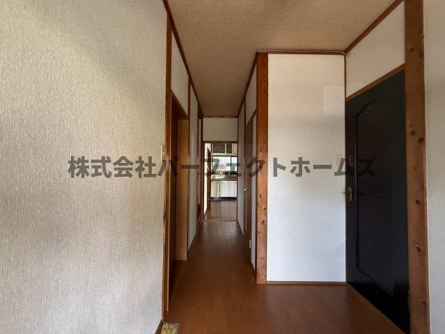 星丘2丁目戸建　賃貸の内装|明るい色調の室内です