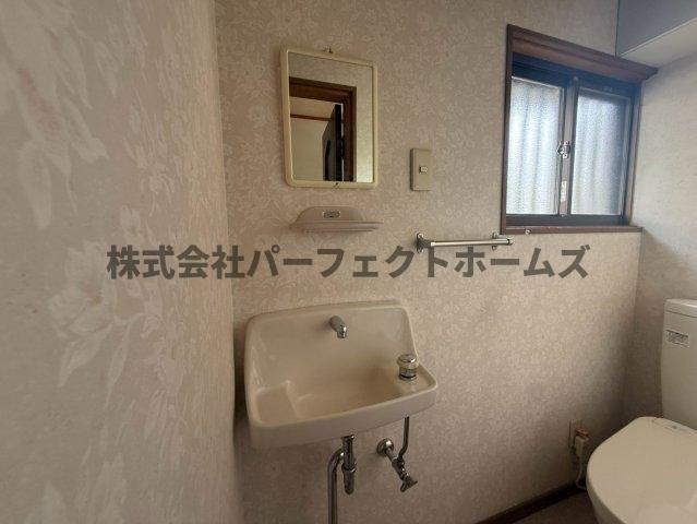 星丘2丁目戸建　賃貸のトイレ|落ち着いた色調のトイレです