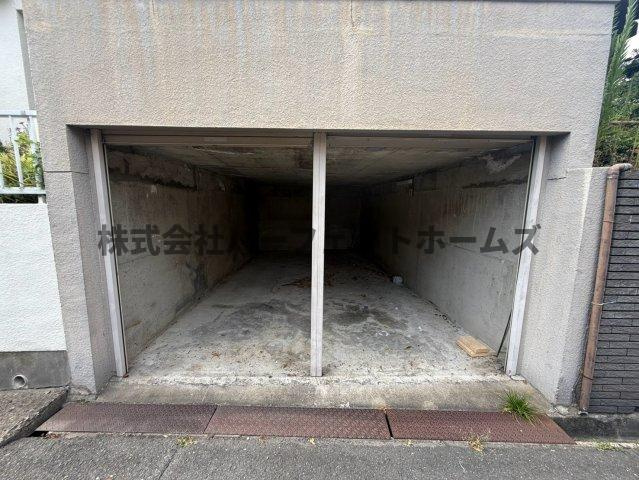 星丘2丁目戸建　賃貸の駐車場|駐車場があるので、車を買う予定の方も安心です