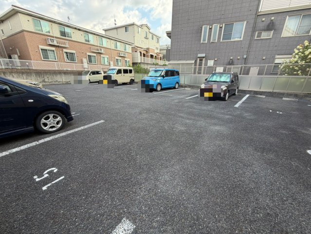 ワイズスクエアBの駐車場