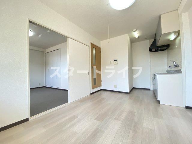 吹田市垂水町１丁目の賃貸マンションの居間・リビング