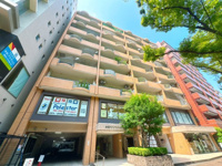 【外観】 | 赤坂パインマンション☆仲介手数料無料☆ | 赤坂駅まで徒歩圏内の便利な立地。都心の多彩なショップや飲食店を身近に利用でき、都市近郊ならではの快適な暮らしを楽しめます。