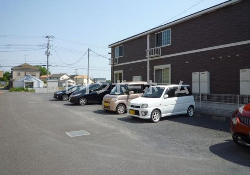 ピュアクレセントの駐車場