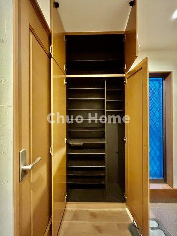 江戸川区北葛西5丁目中古住宅の玄関|【玄関】玄関には大型のシューズクローゼットを設置しておりますのでいつでもスッキリりとした空間を保てます。玄関周りを清潔に使うのはとても大事なことですよね。