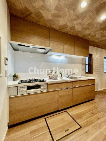 江戸川区北葛西5丁目中古住宅のキッチン|ワイドで収納豊富なシステムキッチン