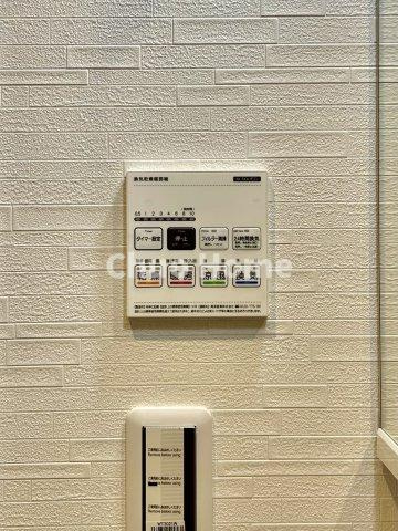 江戸川区北葛西5丁目中古住宅の冷暖房・空調設備|【浴室乾燥機】暖房・冷風・換気・乾燥が可能です。毎日を快適に過ごせるうれしい機能が揃っています。雨の日の洗濯物も安心です。