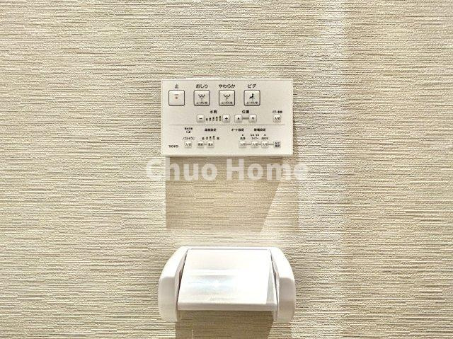 江戸川区北葛西5丁目中古住宅の内装|【ウォシュレット】清潔に使いたいお手洗いには最適な設備です。もちろんウォームレットも標準装備です。