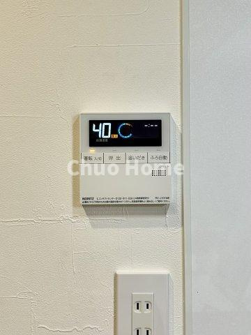 江戸川区北葛西5丁目中古住宅の発電・温水設備|【給湯リモコン】外での一日を忘れさせてくれるオートバス機能でお好みの湯量・温度に調整された浴槽。