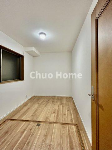 江戸川区北葛西5丁目中古住宅の子供部屋|【子供部屋】お子様を持つ家庭の約6割が「家族や子どものため」に購入を希望。入学後の転校を避け、広い空間でのびのび育てたいなどの親心が、家探しのきっかけになっているようです。