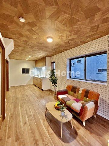 江戸川区北葛西5丁目中古住宅の居間・リビング|【リビングダイニング】一日の中で多くの時間を過すことになるリビングダイニングだからこそ、いつも穏やかな空間であることが必然。爽やかな通風と採光を存分に感じる事が出来る空間です。