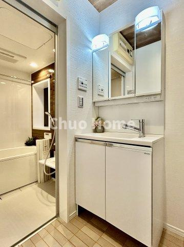 江戸川区北葛西5丁目中古住宅の独立洗面台|【洗面化粧台】洗面化粧台には三面鏡を採用。身だしなみを整えやすい事はもちろんですが、鏡の後ろに収納スペースを設ける事により、散らかりやすい洗面スペースをすっきりさせる事が出来るのも嬉しいですね