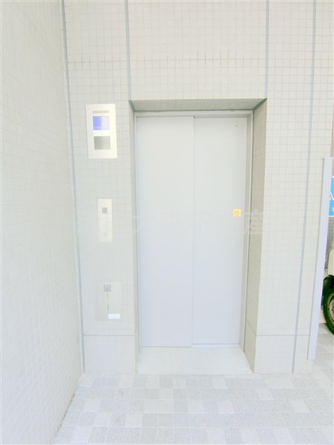 コンフォリア蒲田のその他共用部分|駐輪場へのエレベーター