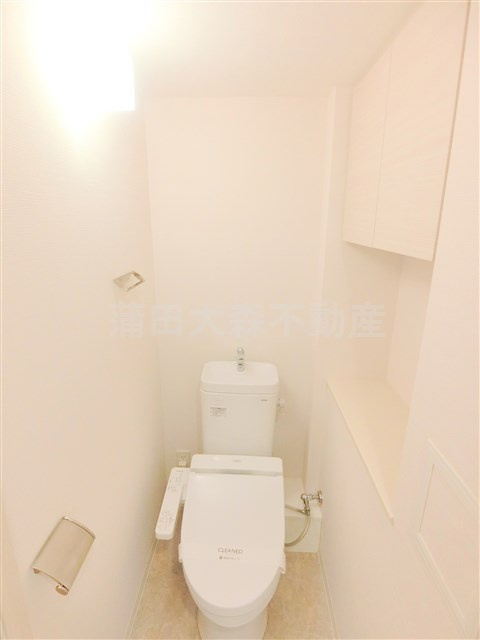 コンフォリア蒲田のトイレ|棚収納と温水洗浄便座付きのトイレ