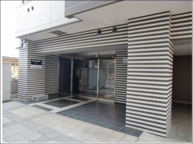 中野区中央２丁目の賃貸マンションのエントランス