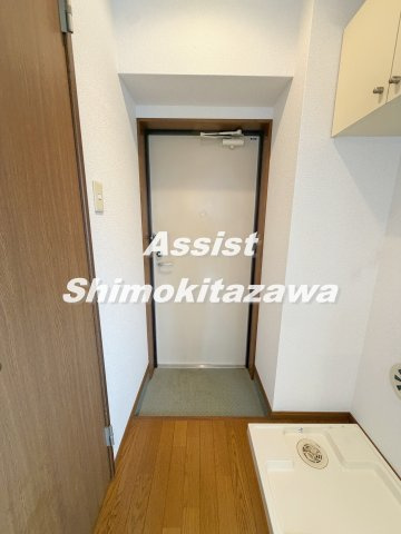 クレスト赤堤の玄関