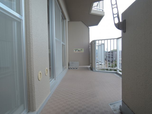 藤和コアティ高槻ハイタウンC号棟のバルコニー