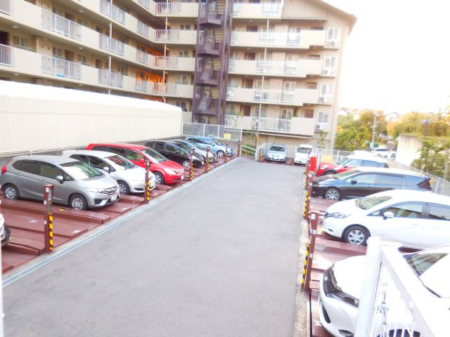 藤和コアティ高槻ハイタウンC号棟の駐車場