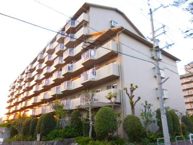 藤和コアティ高槻ハイタウンC号棟の外観