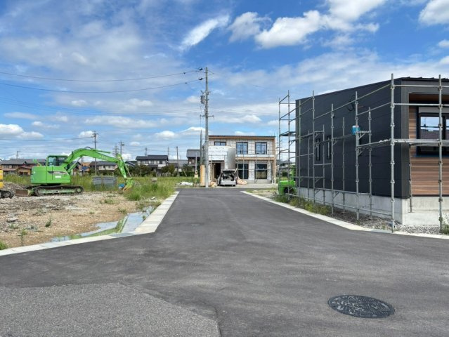 新築戸建　羽島市竹鼻町　全８区画分譲の前面道路含む現地写真|「現地（2026年8月21日）撮影」　
■前面道路　
■ヤマダ不動産　株式会社リライフ
