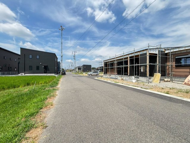 新築戸建　羽島市竹鼻町　全８区画分譲の前面道路含む現地写真|「現地（202●年●月●日）撮影」　
■前面道路　
■ヤマダ不動産　株式会社リライフ