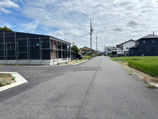 新築戸建　羽島市竹鼻町　全８区画分譲の前面道路含む現地写真|「現地（2026年8月21日）撮影」　
■前面道路　
■ヤマダ不動産　株式会社リライフ
