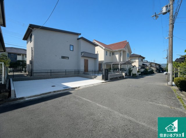 川西市水明台　新築一戸建ての前面道路含む現地写真|周辺は閑静な住宅街！前面道路広々で車の出し入れも便利です。駐車が苦手な方でも安心して車庫入れできます！