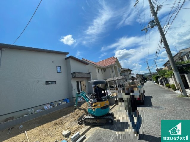 川西市水明台　新築一戸建ての前面道路含む現地写真|周辺は落ち着いた街並みの住宅地！子育てがしやすい住環境です！まだ未完成ですが、現地でしかわからない事もございます。是非一度ご覧ください。