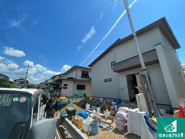 川西市水明台　新築一戸建ての前面道路含む現地写真|周辺は落ち着いた街並みの住宅地！子育てがしやすい住環境です！まだ未完成ですが、現地でしかわからない事もございます。是非一度ご覧ください。