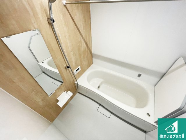 川西市水明台　新築一戸建ての浴室|足をゆったり伸ばして寛げる浴槽です。窓が設けられていますので差し込む光が明るく穏やかな雰囲気にしてくれます♪浴室乾燥機も設置しているので、雨の日の洗濯物も安心です♪