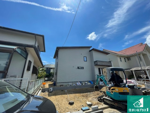川西市水明台　新築一戸建ての外観|周辺は落ち着いた街並みの住宅地！子育てがしやすい住環境です！まだ未完成ですが、現地でしかわからない事もございます。是非一度ご覧ください。