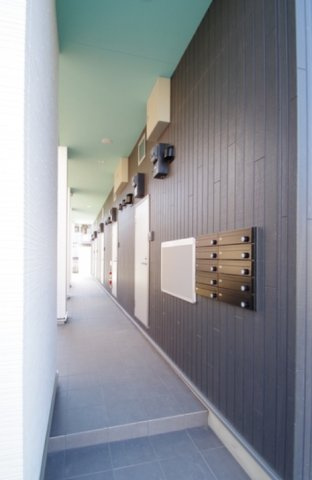 川崎市多摩区菅２丁目のアパートのエントランス