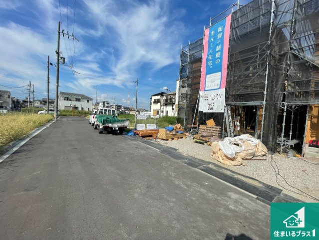 寝屋川市河北中町　第8期　新築一戸建ての前面道路含む現地写真|周辺は落ち着いた街並みの住宅地！子育てがしやすい住環境です！まだ未完成ですが、現地でしかわからない事もございます。是非一度ご覧ください。
