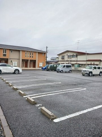 ファイン　イーストの駐車場