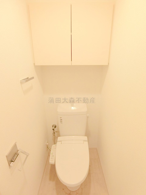 スカイコート蒲田ガーデンのトイレ|棚収納と温水暖房便座付のトイレ