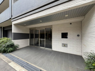 【エントランス】 | ブラームス長居 | セキュリティー面も安心のオートロック付きのマンションです。自動ドアも完備しております。