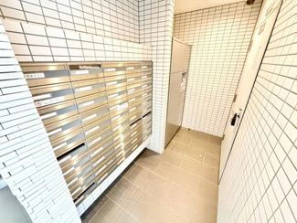 【設備】 | ブラームス長居 | 郵便ポストも屋内で管理されており気持ちよくお使いいただけます。セキュリティー面も充実しています。