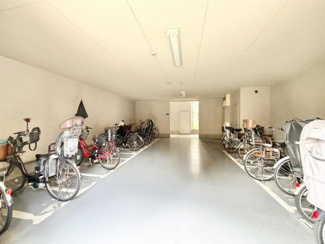 【駐輪場】 | ブラームス長居 | 駐輪場に屋根があるので、雨の日に自転車が濡れにくく嬉しいですね！