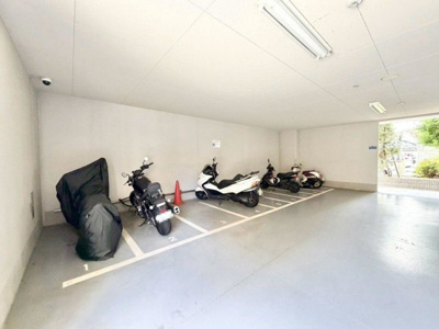 【駐輪場】 | ブラームス長居 | 敷地内にバイク置き場もございます。愛車を安全に駐車できます。