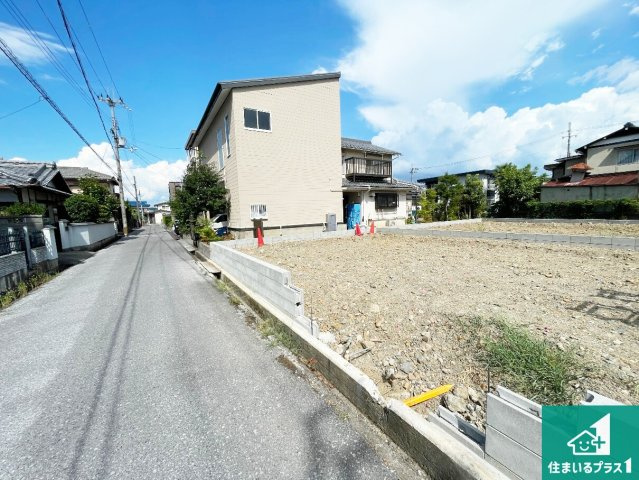 彦根市平田町　第7期　新築一戸建ての前面道路含む現地写真|周辺は落ち着いた街並みの住宅地！子育てがしやすい住環境です！まだ未完成ですが、現地でしかわからない事もございます。是非一度ご覧ください。

