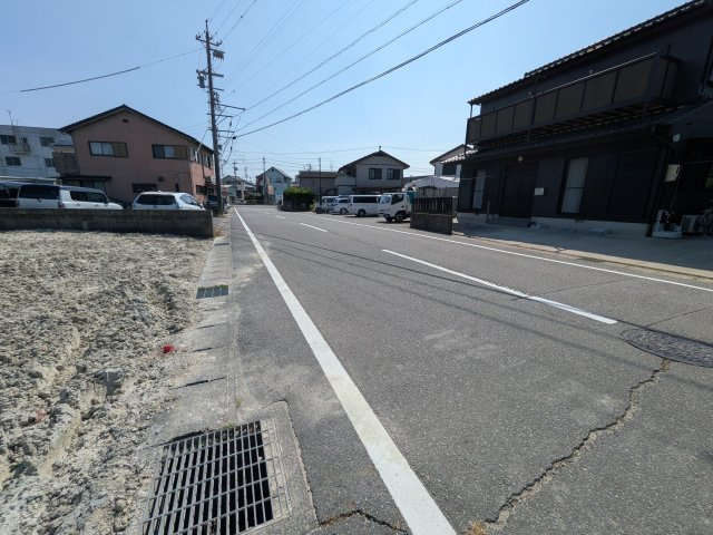 リナージュ常滑市長間01期　2号棟の前面道路含む現地写真|●○前面道路○●