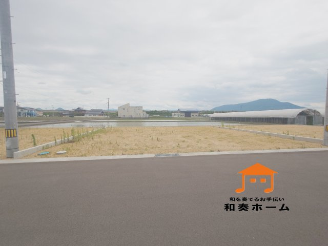 リーブルガーデン善通寺市原田町第四◇2026年度補助金対象の長期優良住宅です！の前面道路含む現地写真|５０坪以上で駐車場スペースは２台以上とゆったりした区画のお家です。前面道路は６ｍと広く、運転が苦手な方や小さいお子様にも安心です。