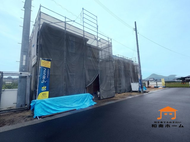 リーブルガーデン善通寺市原田町第四◇2026年度補助金対象の長期優良住宅です！の前面道路含む現地写真|５０坪以上で駐車場スペースは２台以上とゆったりした区画のお家です。前面道路は６ｍと広く、運転が苦手な方や小さいお子様にも安心です。