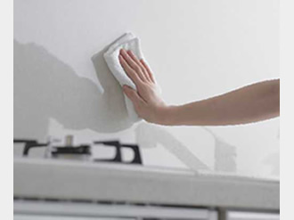 リーブルガーデン善通寺市原田町第四◇2026年度補助金対象の長期優良住宅です！の設備|キッチンの表面は水はねや汚れからガードするパネルタイプの壁材を採用。目地が少なく、汚れの拭き取りが簡単です。国土交通大臣認定の防火材料で、熱にも強いです！