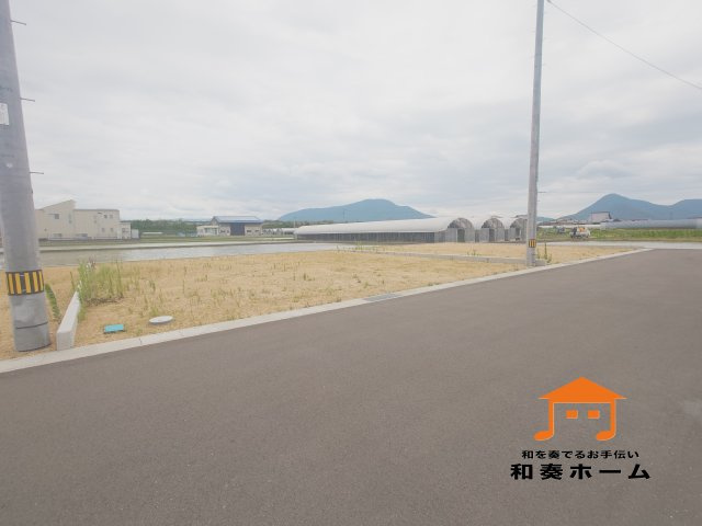 リーブルガーデン善通寺市原田町第四◇2026年度補助金対象の長期優良住宅です！の外観|外観
日当たりの確保がしやすい土地に、ゆったりとした配置で住宅が建てられます。前面道路が広く見通しがよいのでファミリーカーのような大きな車でも運転しやすく、車庫入れも余裕を持ってできます。