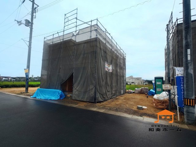 リーブルガーデン善通寺市原田町第四◇2026年度補助金対象の長期優良住宅です！の前面道路含む現地写真|外観
日当たりの確保がしやすい土地に、ゆったりとした配置で住宅が建てられます。前面道路が広く見通しがよいのでファミリーカーのような大きな車でも運転しやすく、車庫入れも余裕を持ってできます。