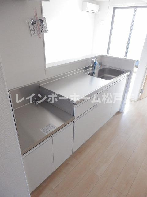 BLESS草加松原　C棟【非対面対応】接客・申込・契約オンライン！LINE×相談可！のキッチン|コンパクトなキッチンで掃除もラクラク