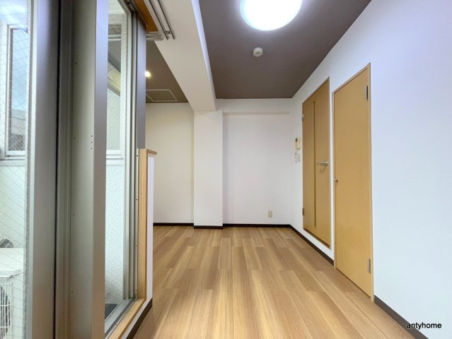 レフィナード恵美須　仲介手数料無料の居間・リビング